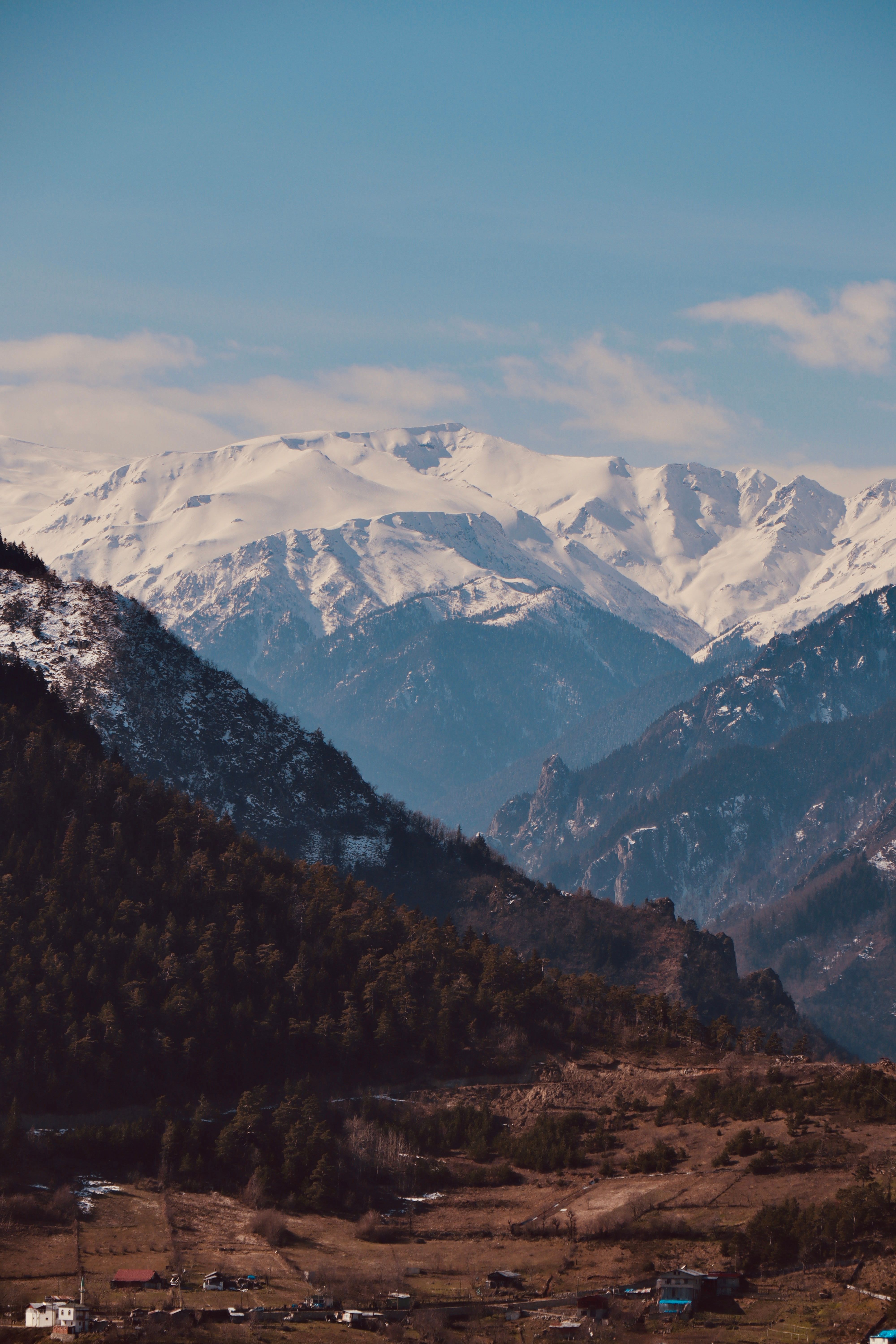 Breathtaking view of snow-capped mountains in Artvin, Türkiye under a clear blue sky.