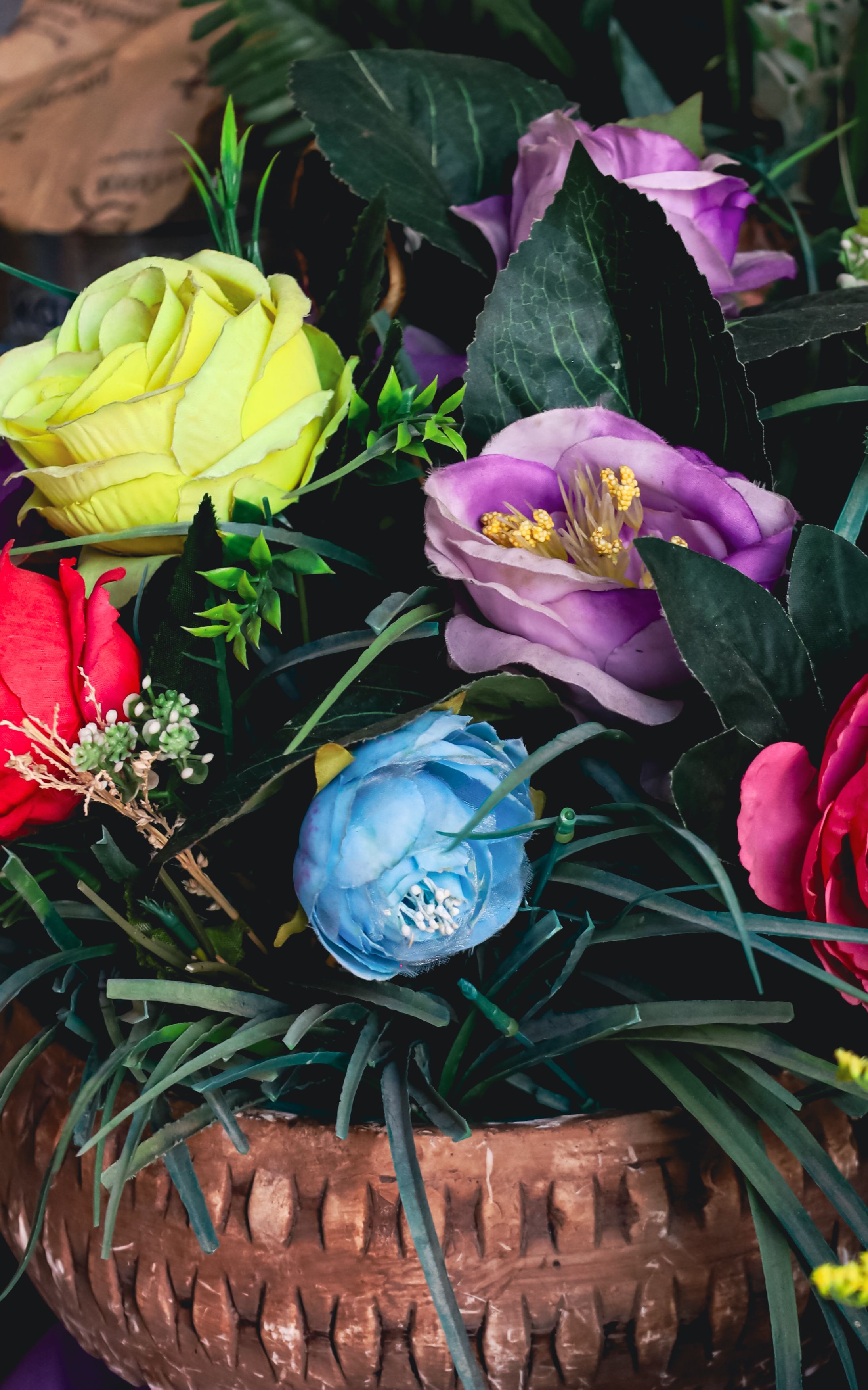 [ColoSach]-vibrant-artificial-flowers-arranged-in-a-decorative-pot,-showcasing-various-colors-and-textures.