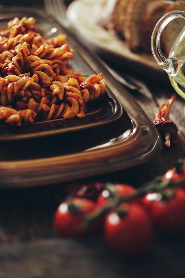 Bord pasta bolognese met basilicum