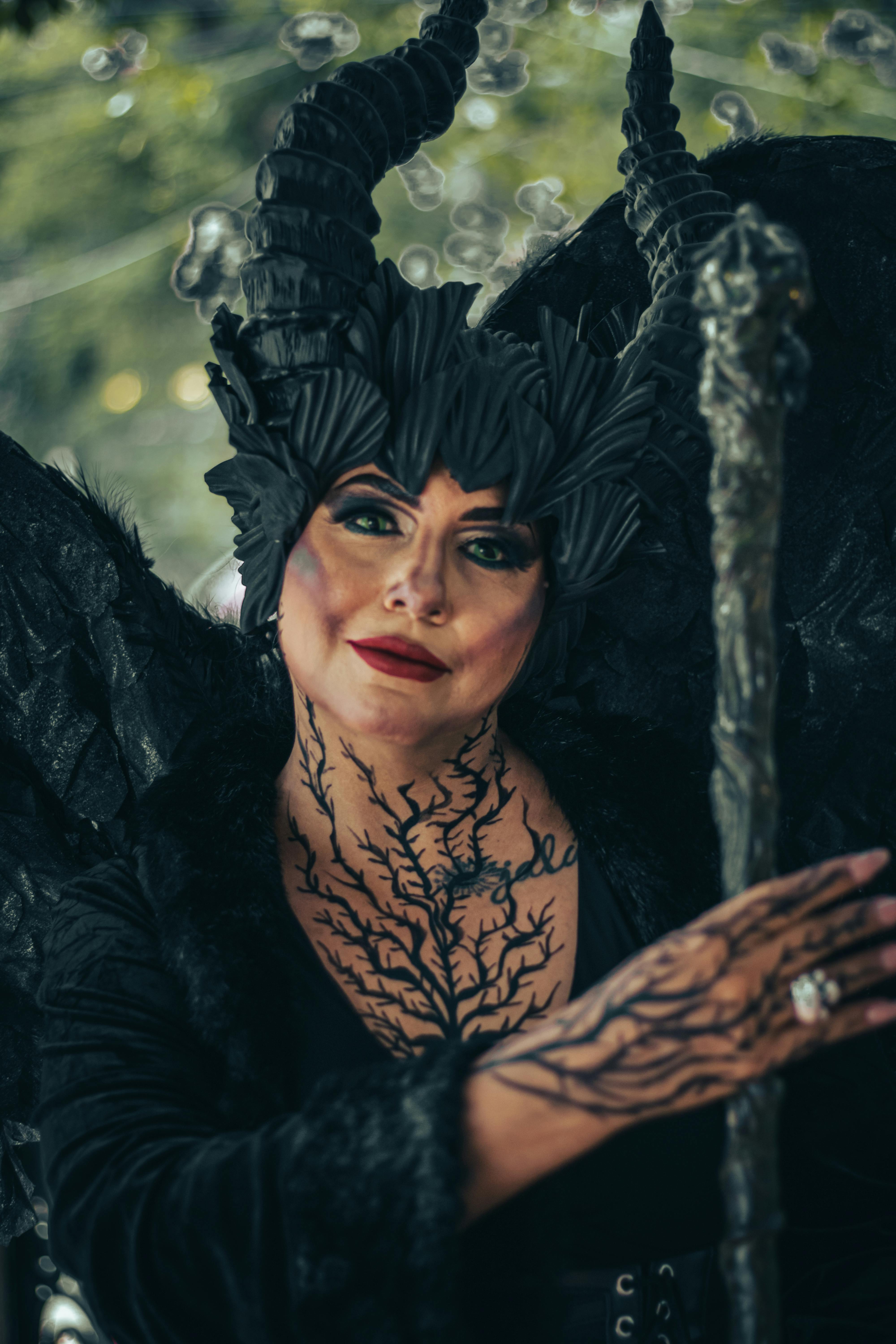 grátis Personagem mística com chifres e asas elaborados, exibindo uma arte de maquiagem complexa. Foto profissional