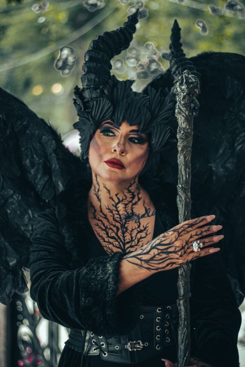 Free Striking witch costume featuring black wings and intricate makeup in Ciudad de México park. Stock Photo