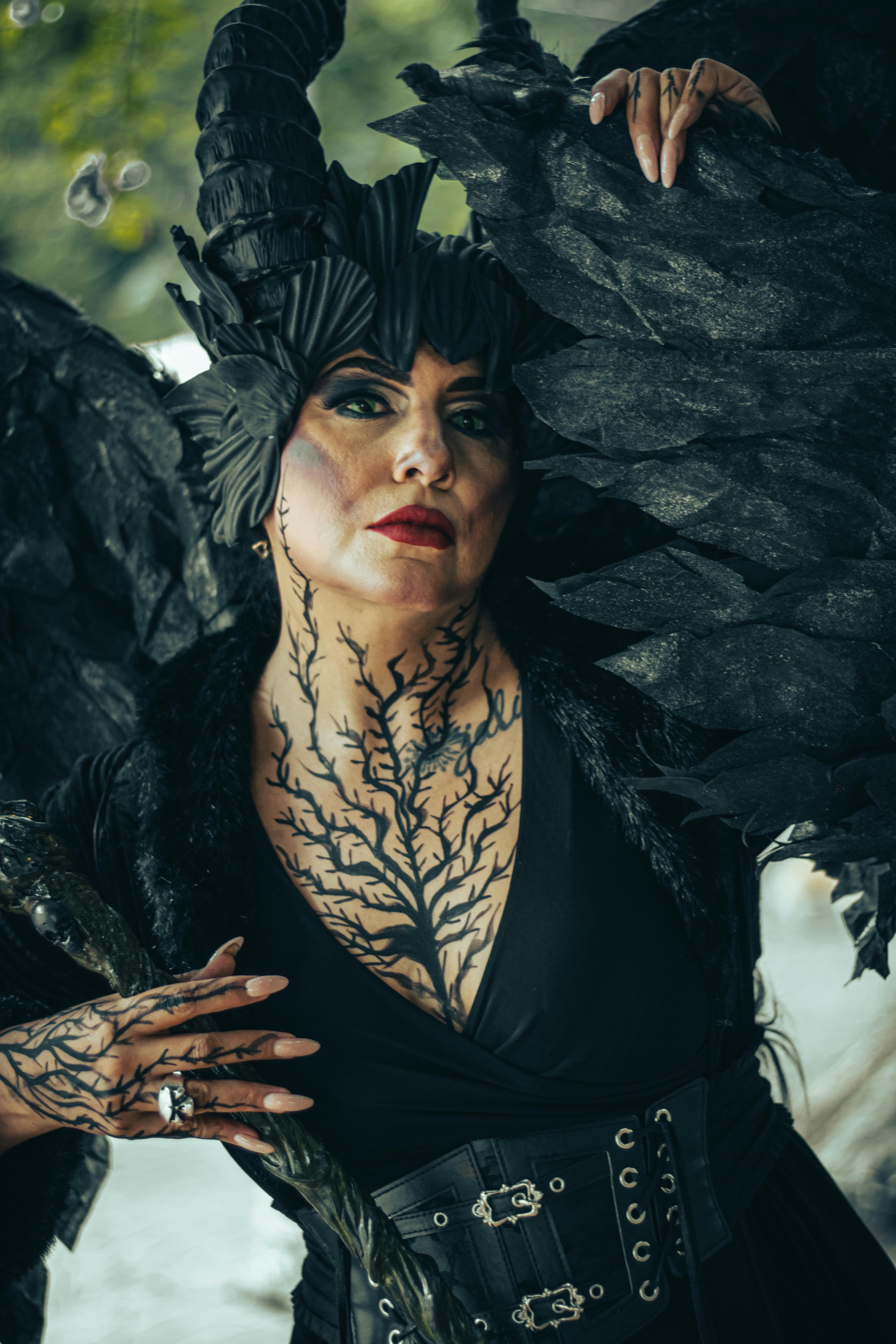 Ücretsiz Siyah kanatlı ve boynuzlu, koyu gotik fantezi makyajlı bir kadının portresi. Stok Fotoğraflar