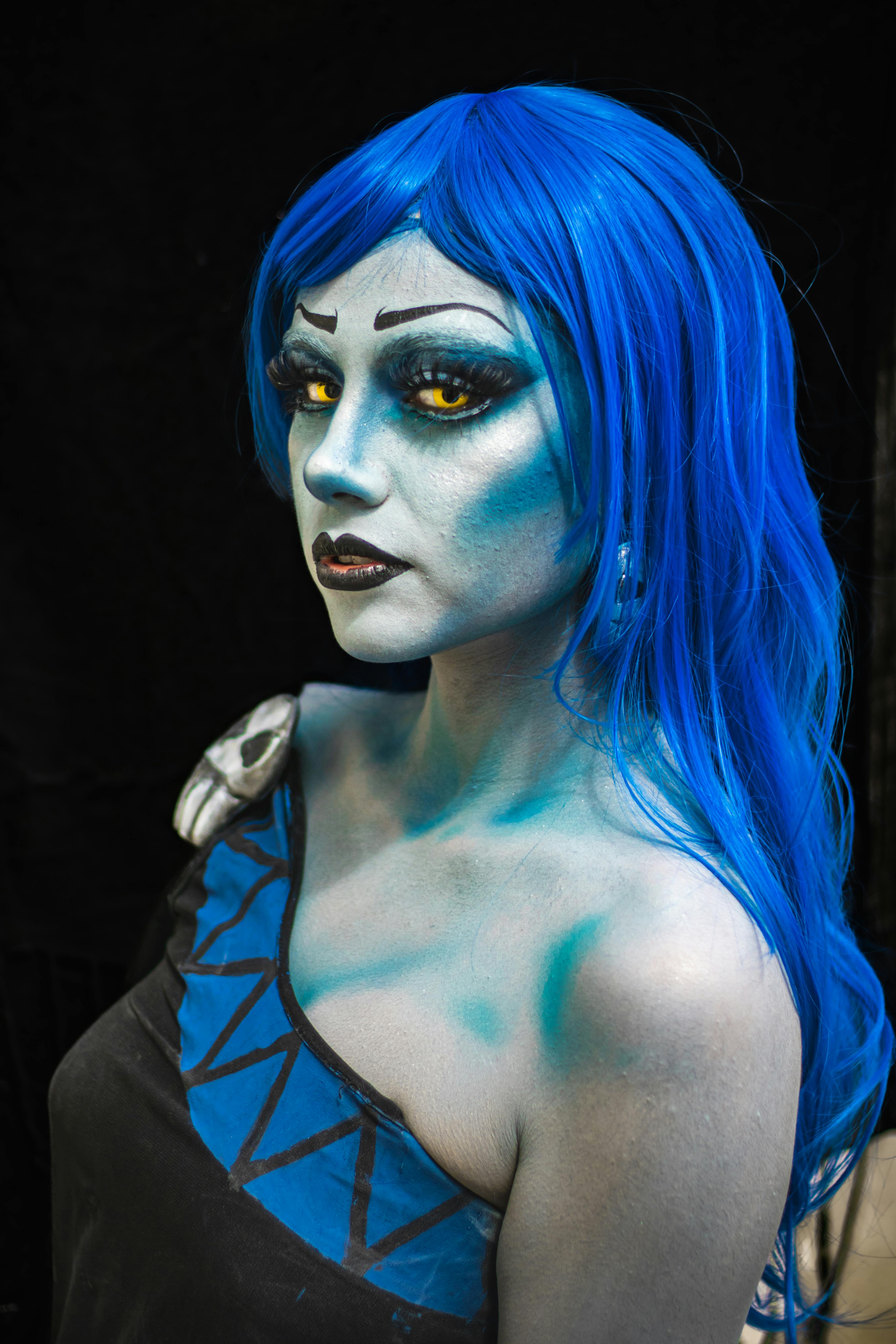 Ücretsiz Ciudad de México'da sanatsal makyaj ve canlı renklerin sergilendiği büyüleyici bir cosplay performansı. Stok Fotoğraflar