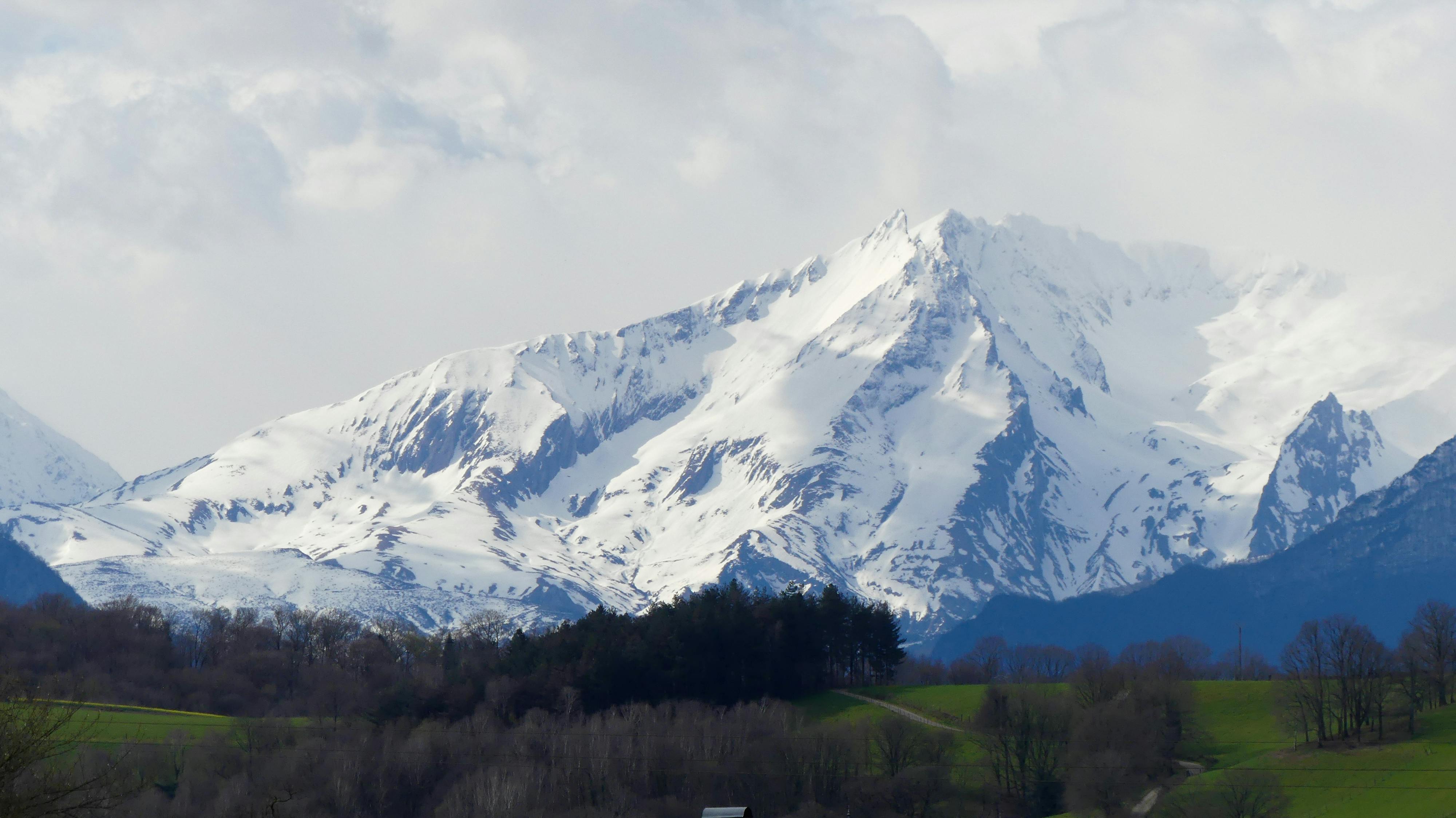 Breathtaking view of snow-covered mountains in the French Alps, perfect for adventure seekers.
