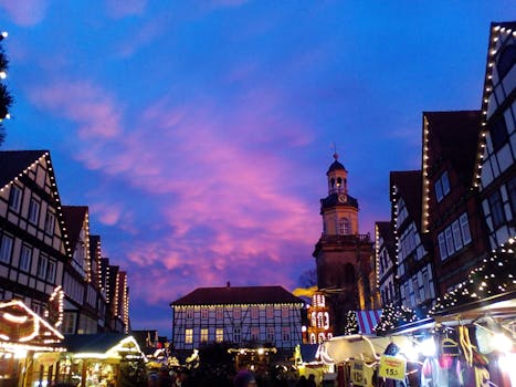 在一个传统的德国小镇的照明市场摊位上，黄昏的天空充满活力