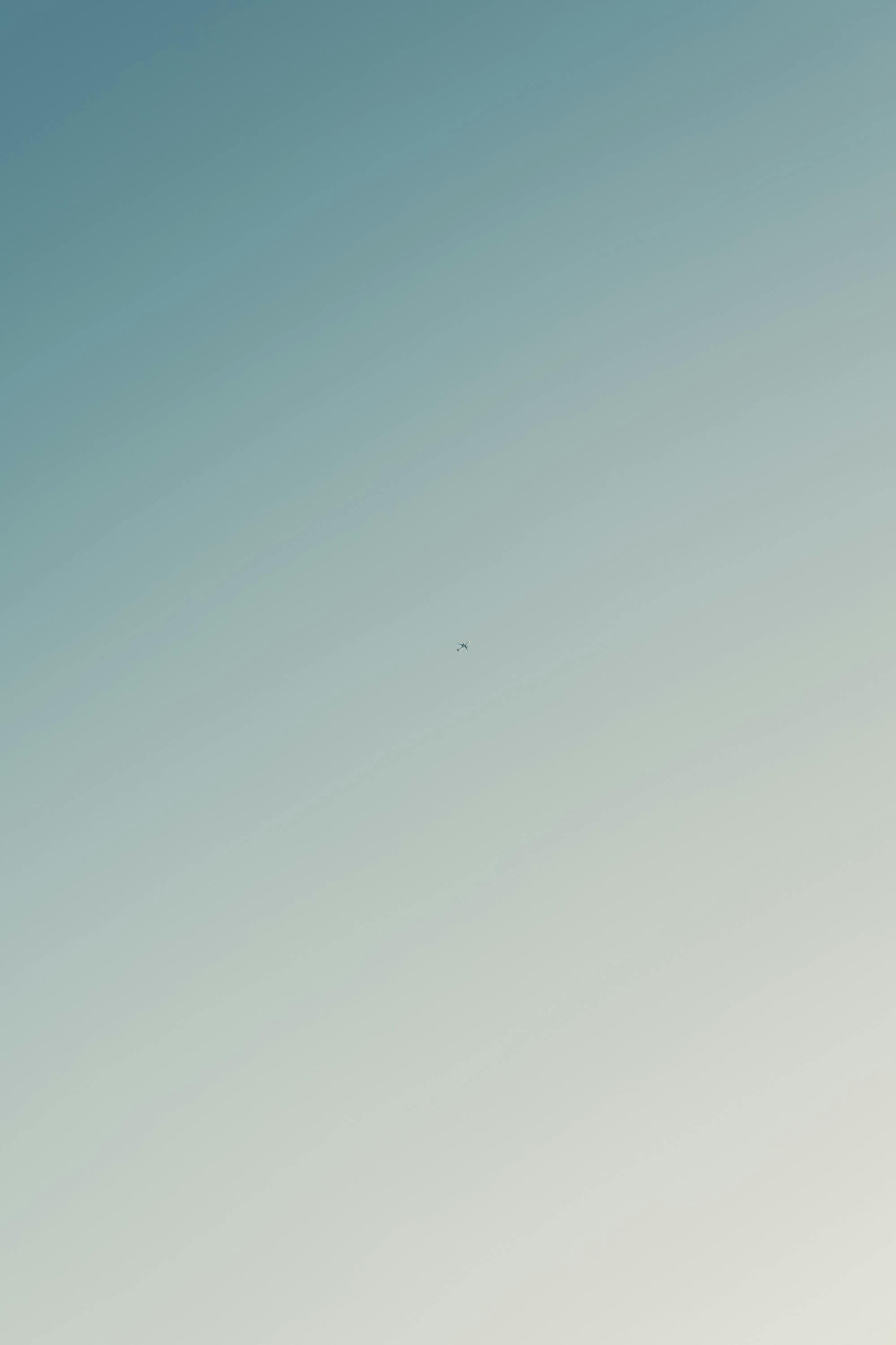 Kostnadsfria Minimalistiskt foto av ett flygplan som flyger genom en klarblå himmel i Juárez, Mexiko. Stock foto