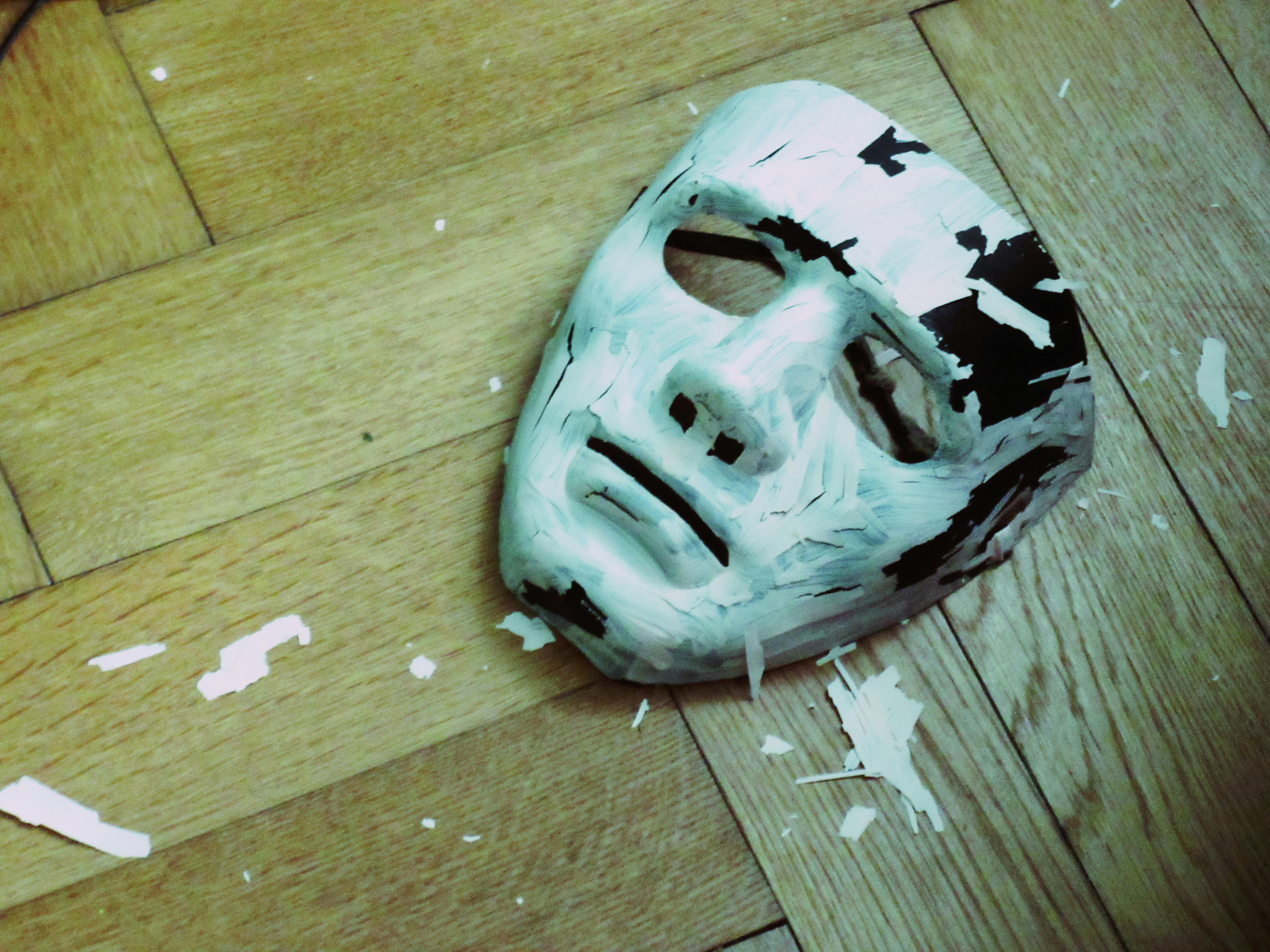 Yalnızlık anında toplumsal maskelerinden arınan ve gerçek benliğiyle baş başa kalan bir kişinin metaforik görünümü.