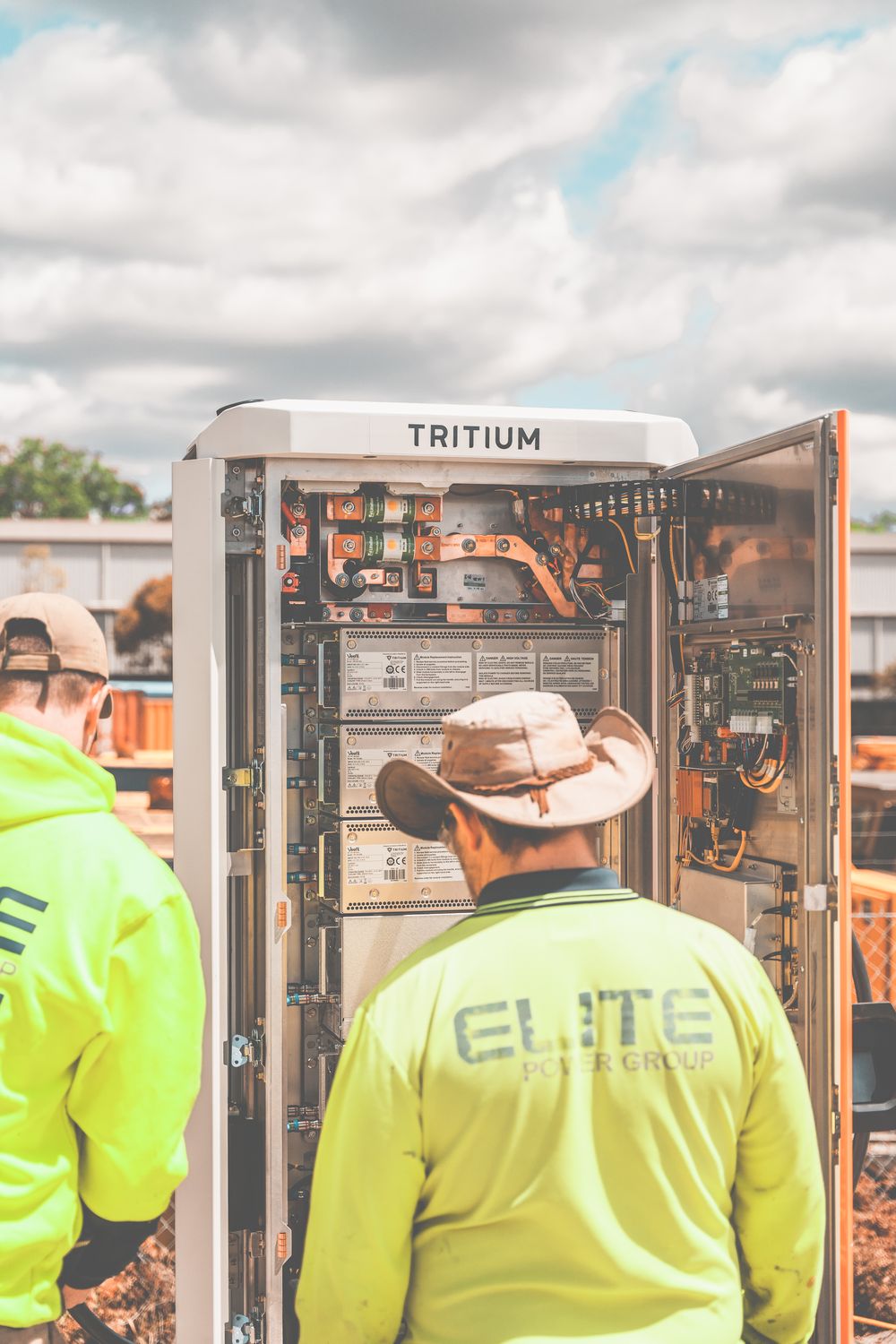 Technicien installant une borne de recharge électrique
