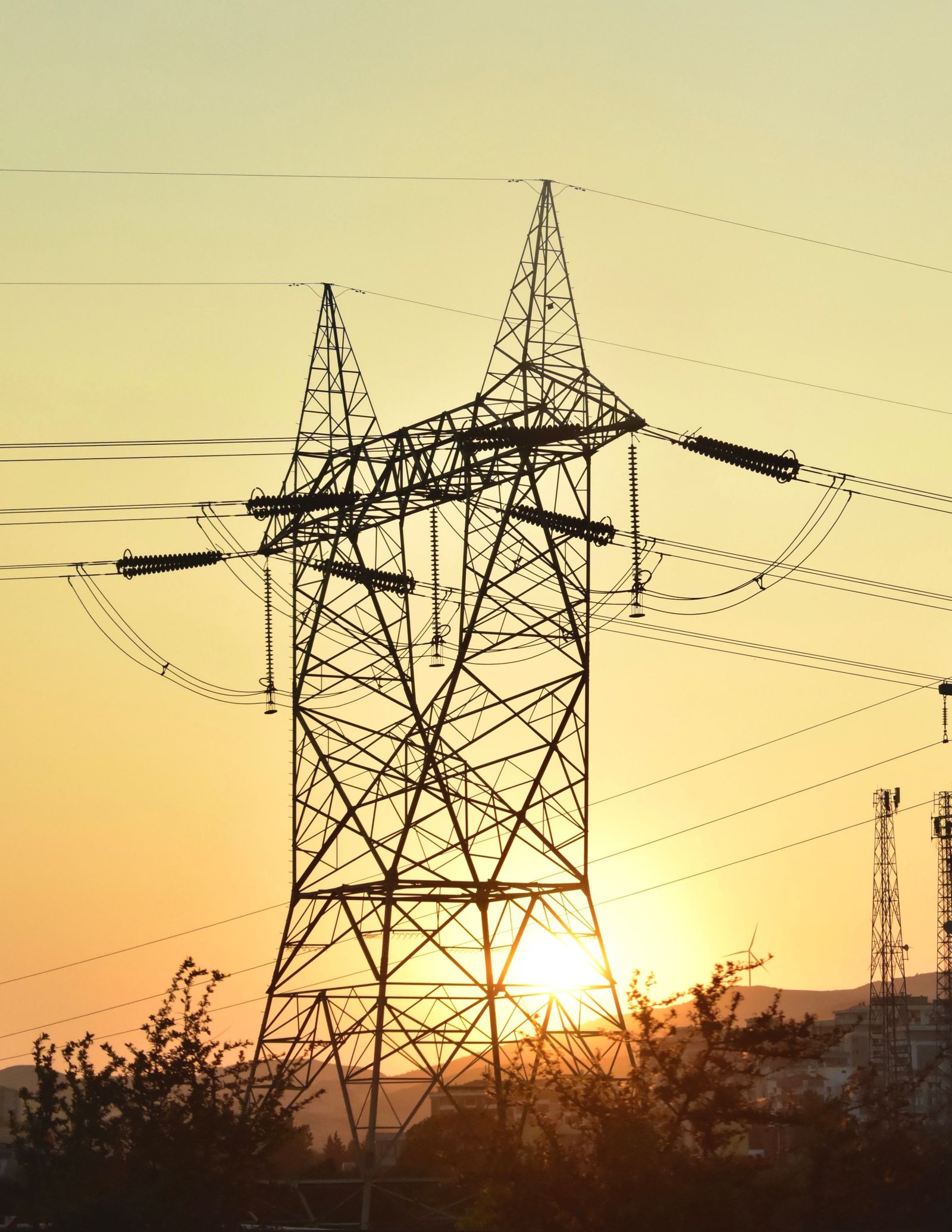 Energieproject in het veld bij zonsondergang