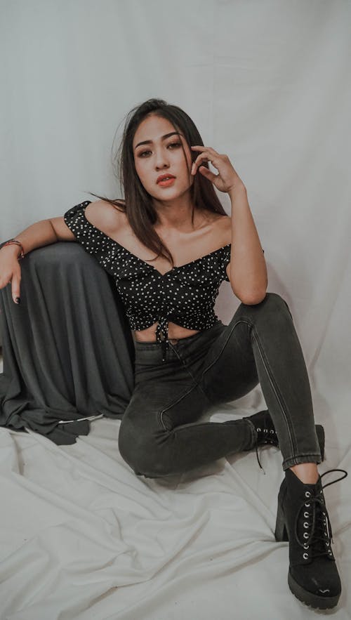 ảnh Người Phụ Nữ Mặc Polka Dot Top