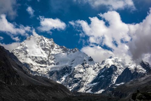 Free Breathtaking view of snow-capped mountains under a vibrant blue sky in Himachal Pradesh, India. Stock Photo