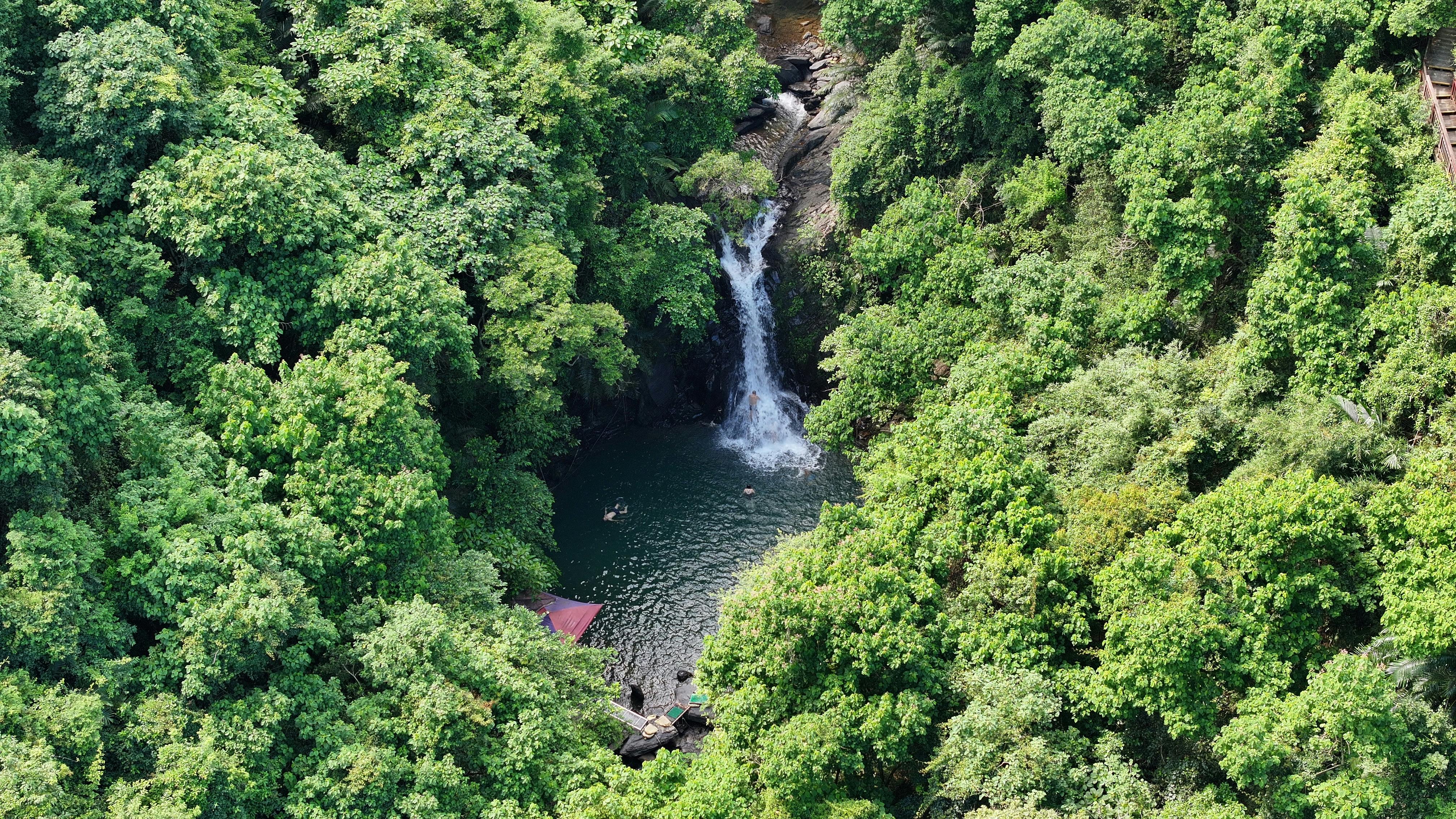 Les cascades du parc national de Krka avec des visiteurs se baignant