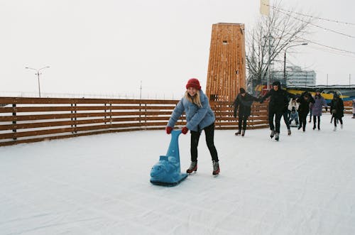 Foto Van Mensen Die Schaatsen Dragen