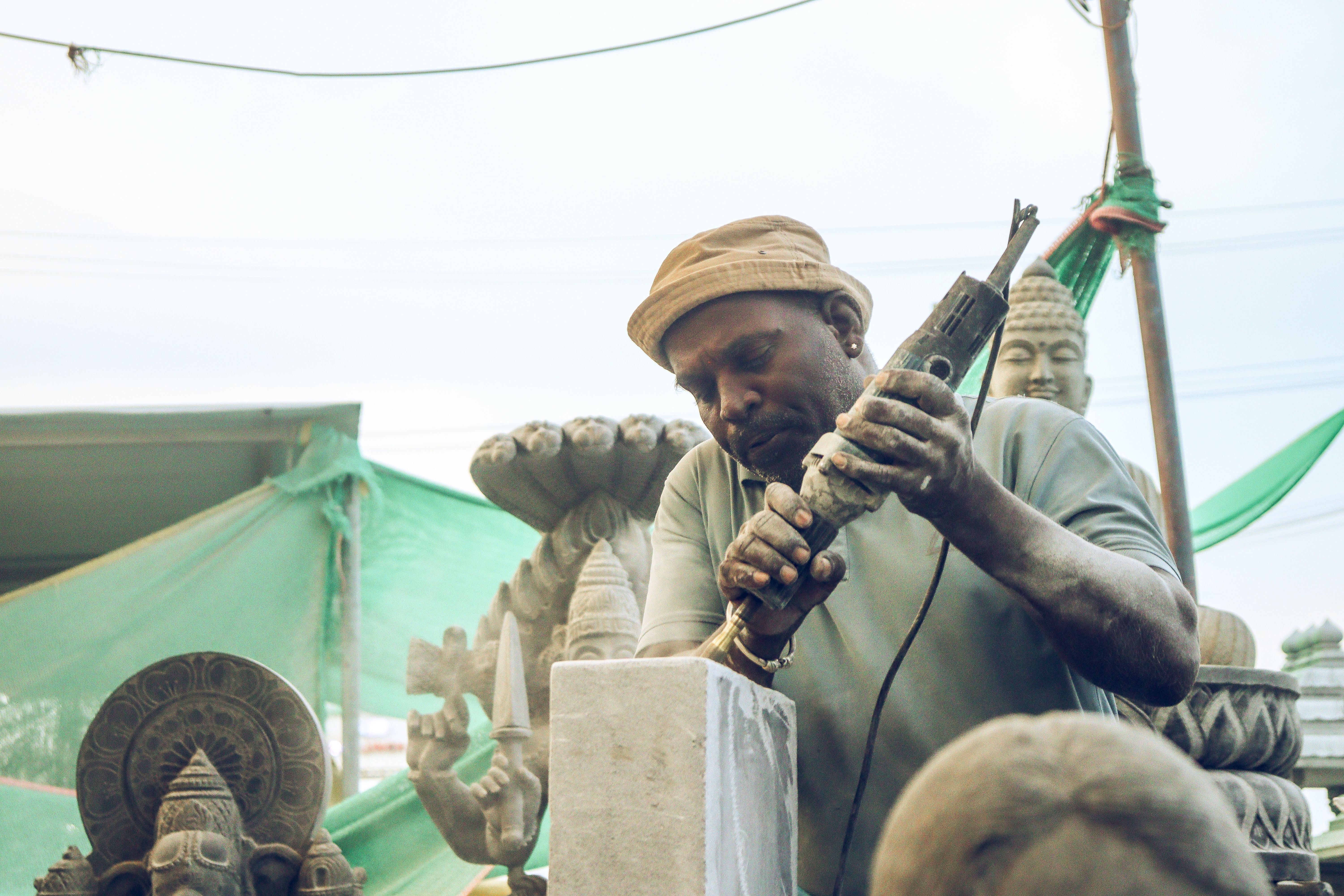 Visite du studio de sculpture sur pierre de Salama à Karatu