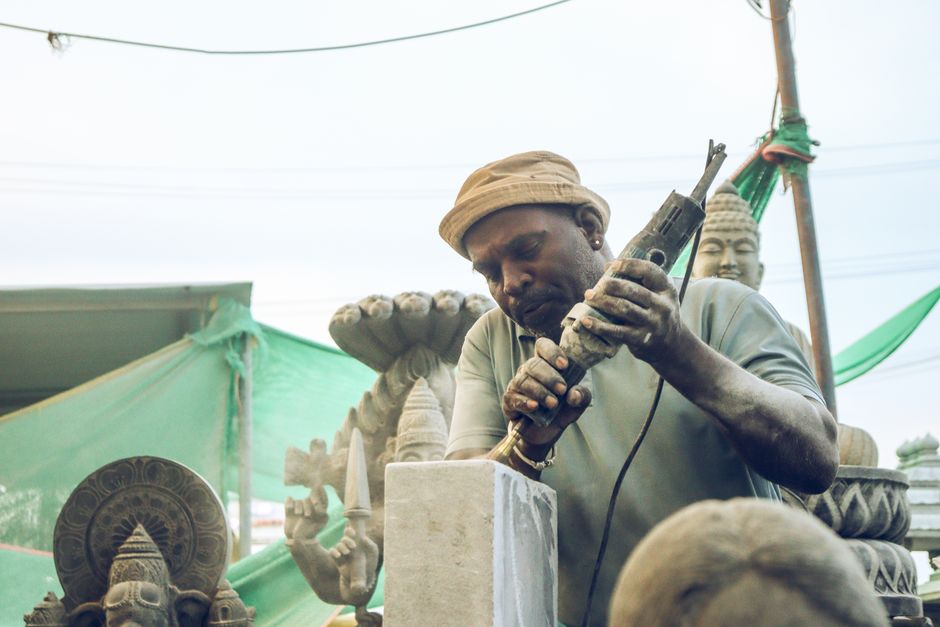 Visite du studio de sculpture sur pierre de Salama à Karatu