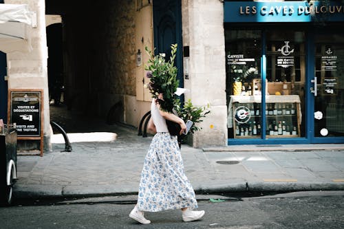 Mujer con ramo de flores en la ciudad