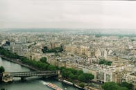 这张令人惊叹的巴黎鸟瞰图，展现了塞纳河、历史建筑和繁华的城市生活