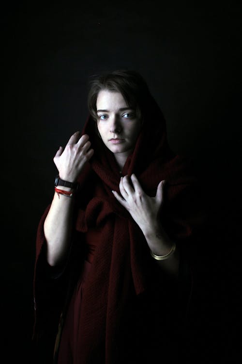 Ücretsiz Kırmızı Sari Elbise Giyen Kadın Stok Fotoğraflar