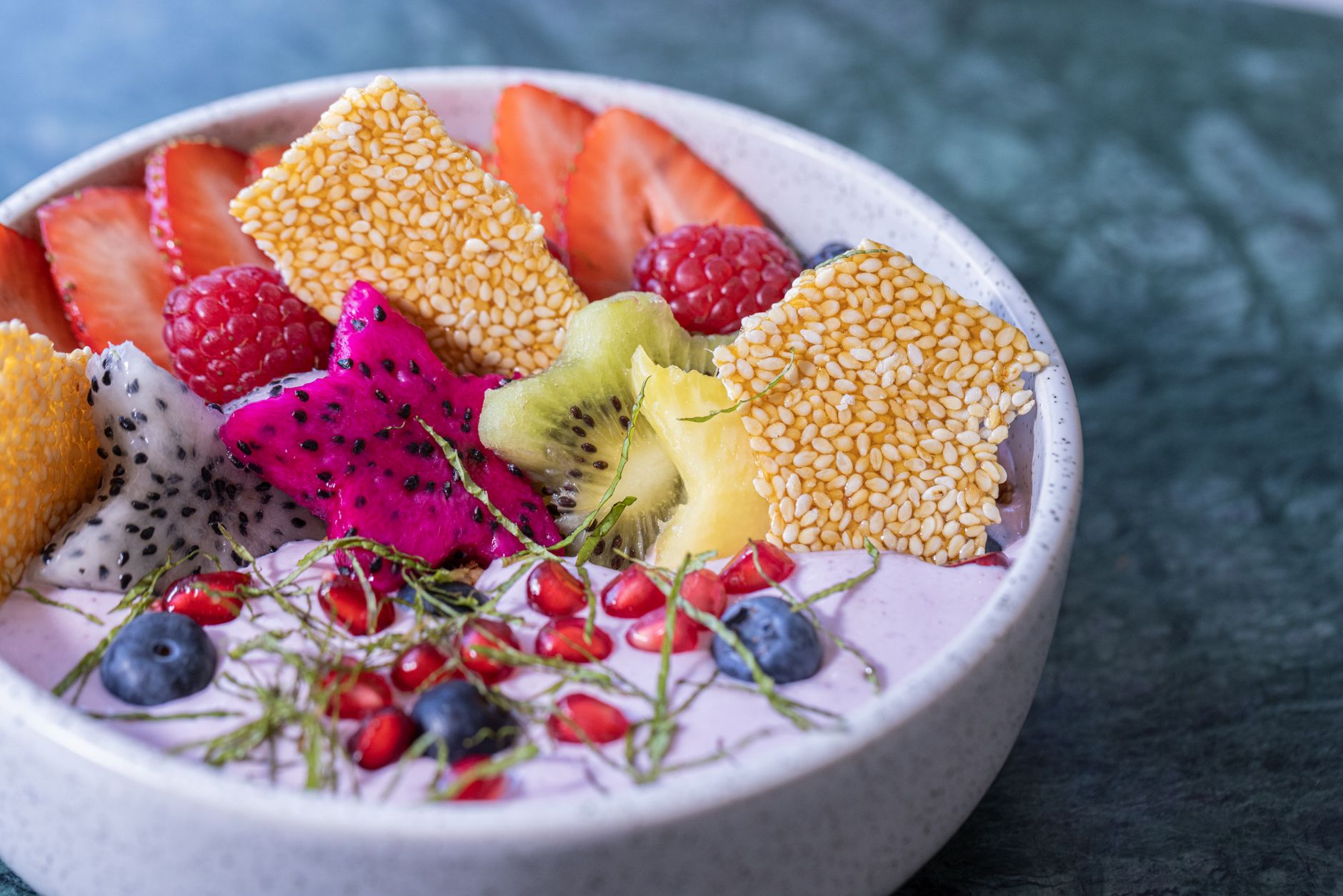 Sweet Summer Treats: Refreshing Drinks and Desserts Vibrant smoothie bowl topped with fresh fruits and seeds, perfect for a healthy breakfast.