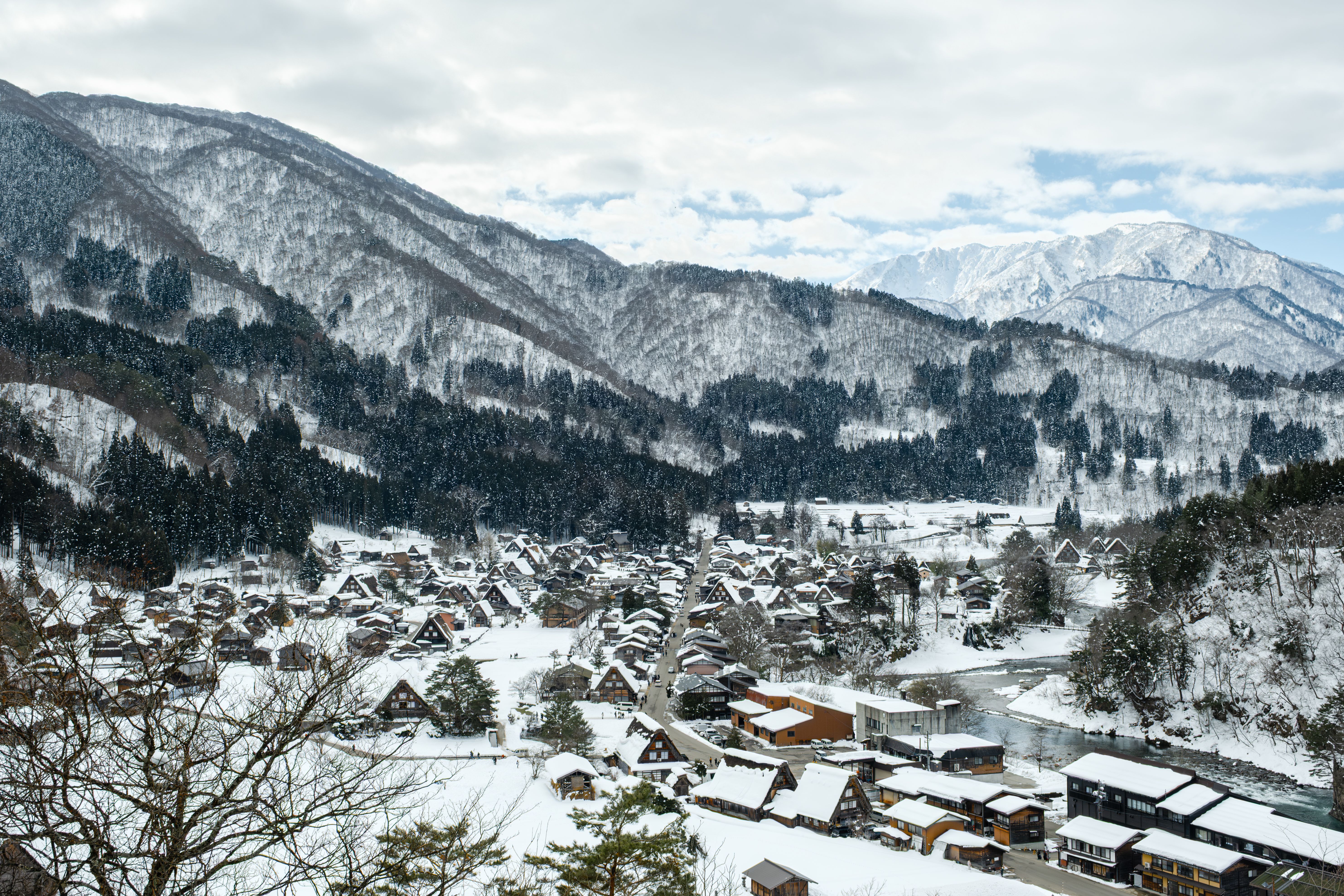 Pemandangan rumah tradisional Shirakawa-go bersalju dalam perjalanan musim dingin menuju Takayama