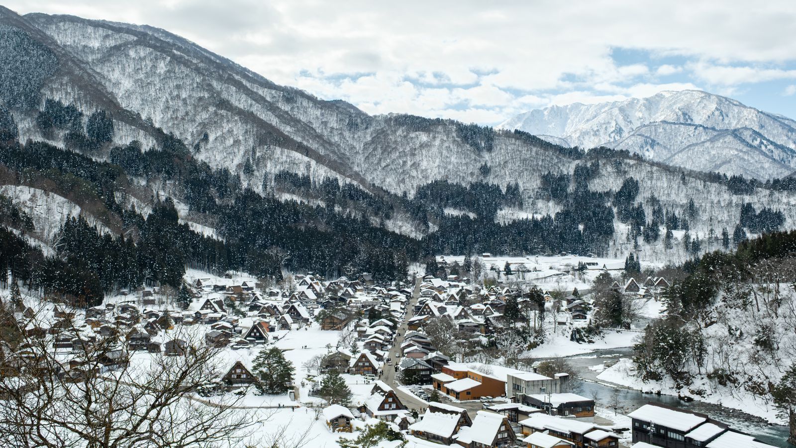 Pemandangan rumah tradisional Shirakawa-go bersalju dalam perjalanan musim dingin menuju Takayama