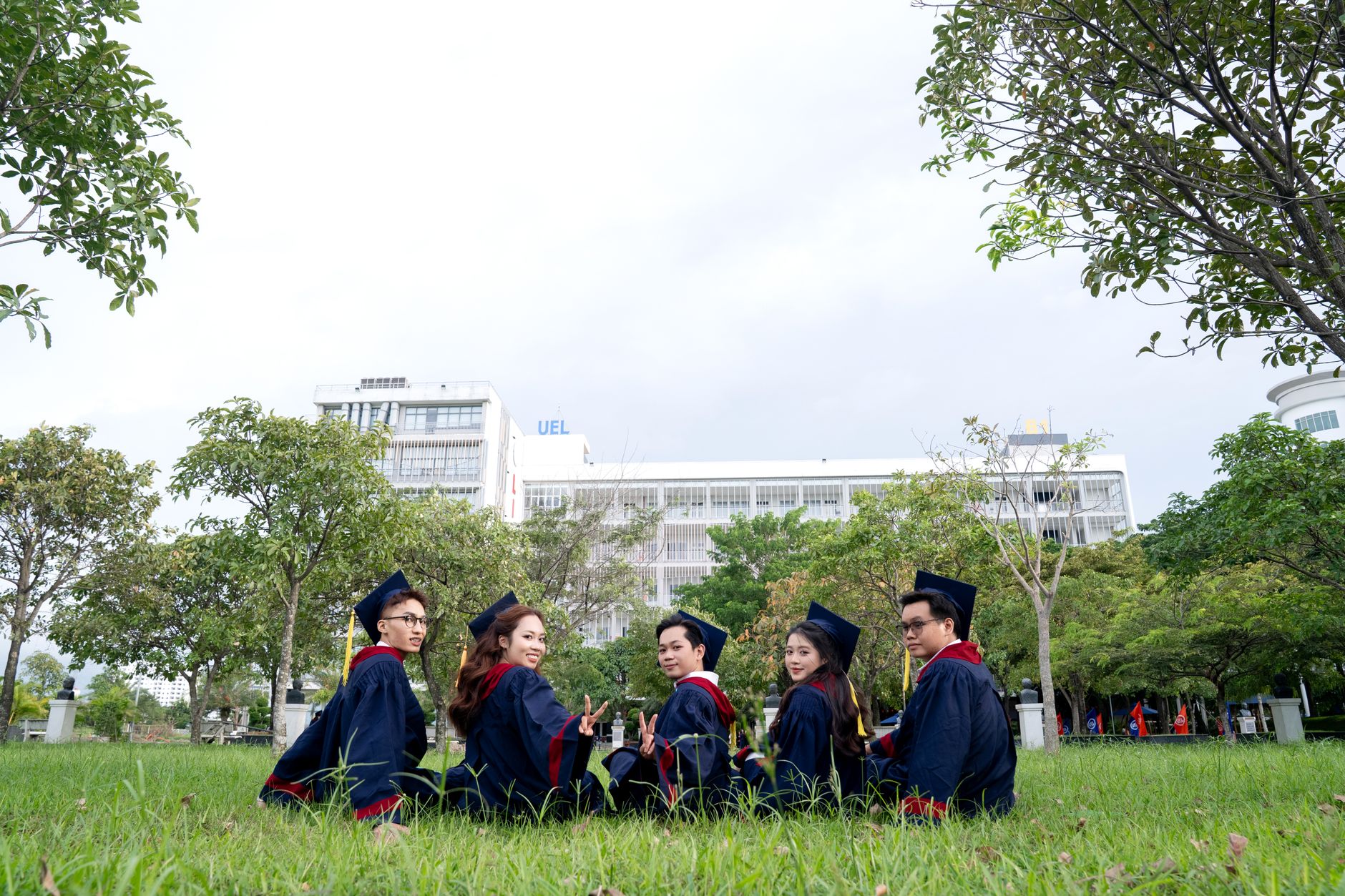 สมุดบันทึกงบประมาณวางข้างโทรศัพท์ที่เปิดหน้าตั้งค่าขีดจำกัดการฝากเงินอย่างปลอดภัย