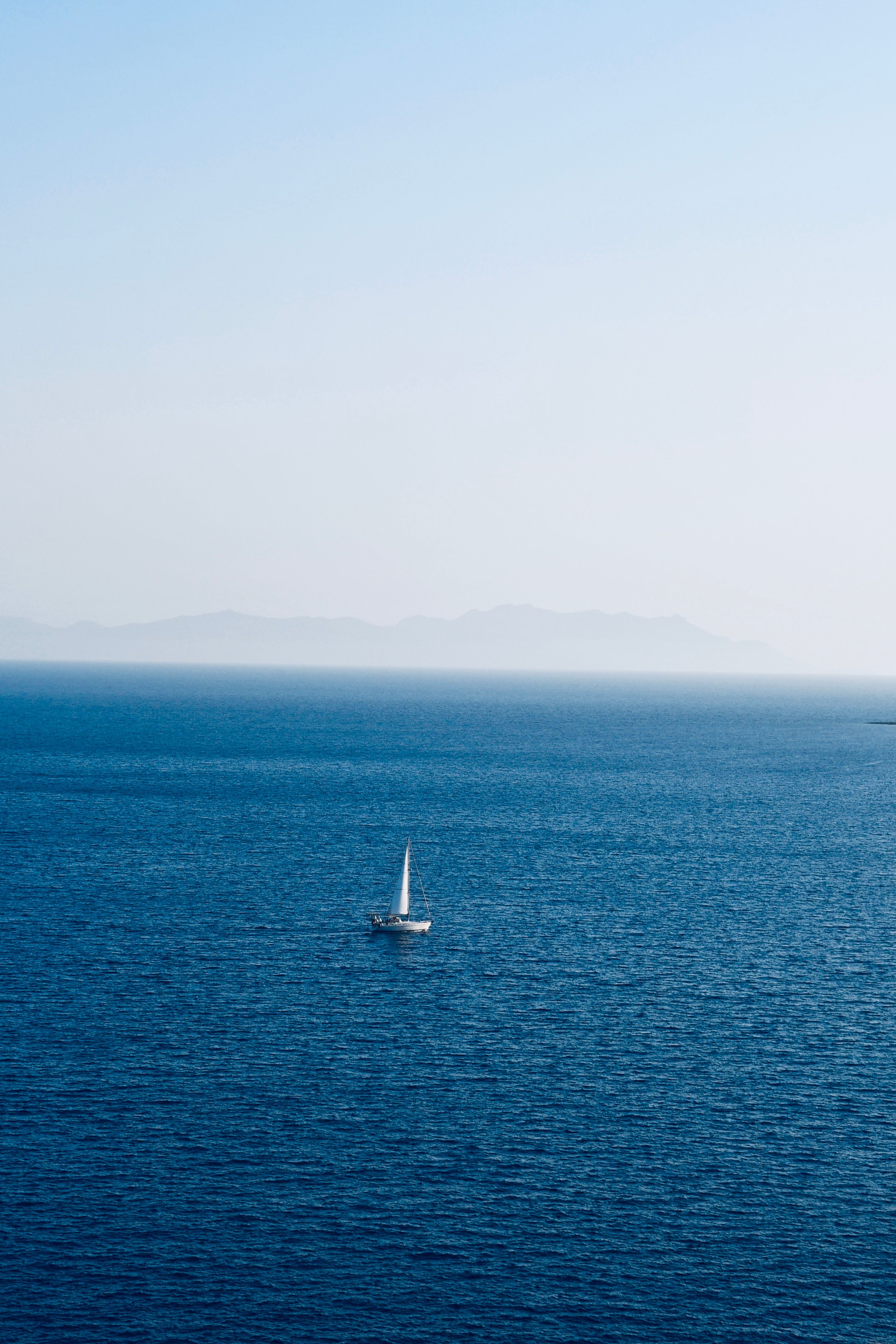 Voilier solitaire sur l'immensité de l'océan bleu