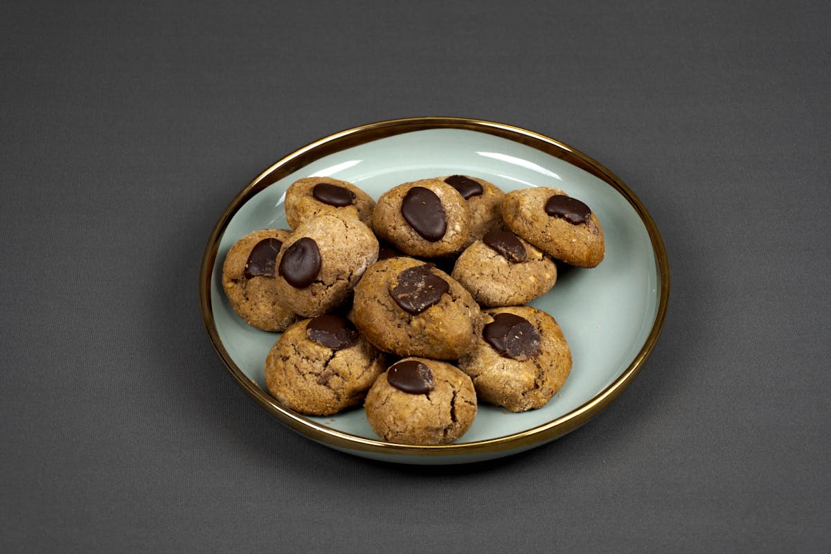 Biscotti fatti in casa con gocce di cioccolato disposti in porzioni