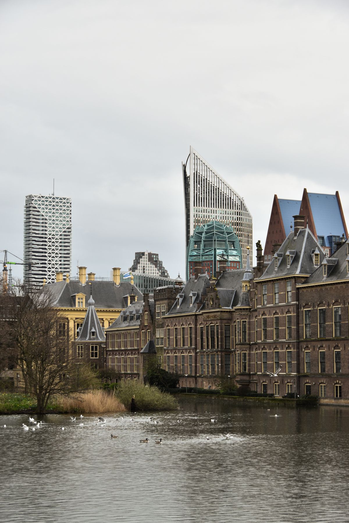 Historische gebouwen en moderne skyline aan het water in Den Haag