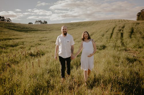 Casal feliz em cenário natural no Porto