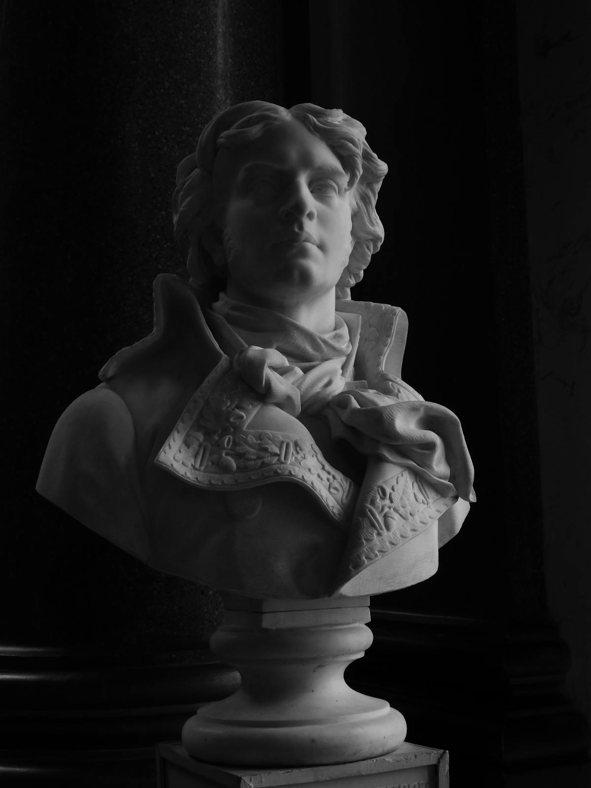 Busto di marmo illuminato lateralmente che evidenzia forti contrasti di luce