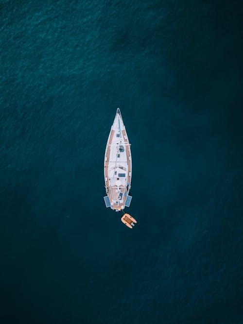 Fotografia Aerea Di Barca Bianca E Marrone Sul Corpo D'acqua