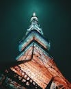 低角度拍摄令人惊叹，东京塔在夜空下熠熠生辉，尽显建筑辉煌