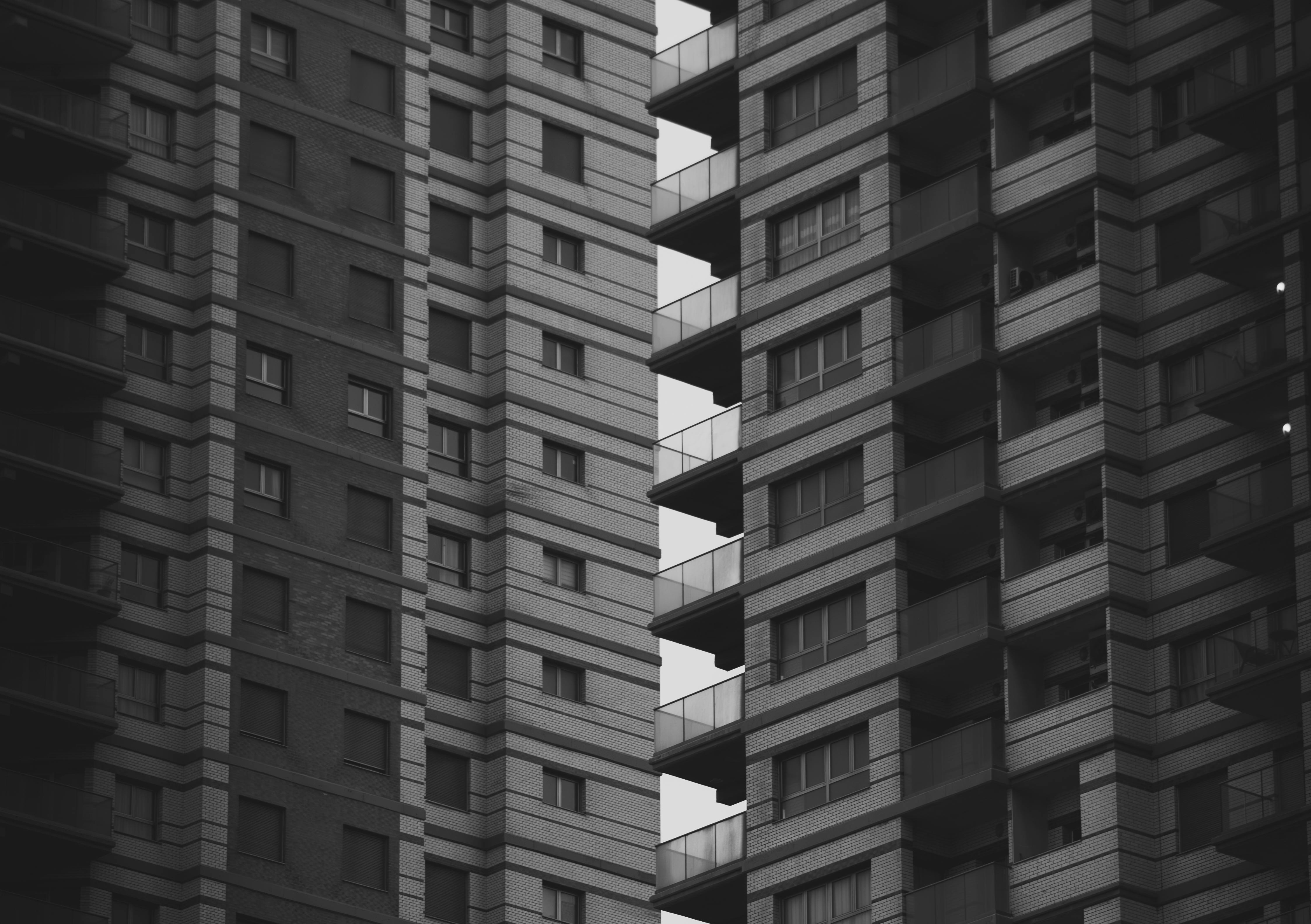 Ücretsiz Cezayir'in Oran kentinde mimari desenleri vurgulayan modern yüksek katlı binaların monokrom görünümü. Stok Fotoğraflar