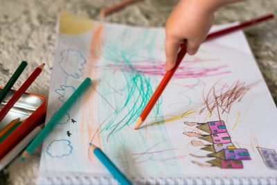 Colouring a folk-art page with coloured pencils — photo by Çiğdem Bilgin on Pexels