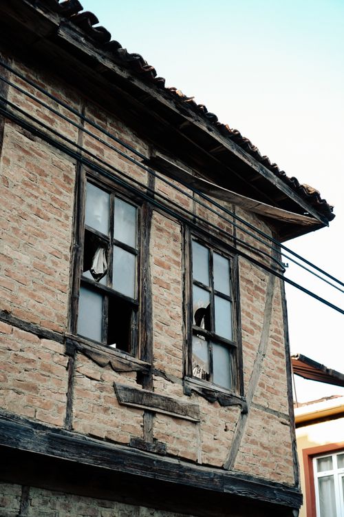 Free Aged brick building with broken windows showcasing historic architecture. Stock Photo