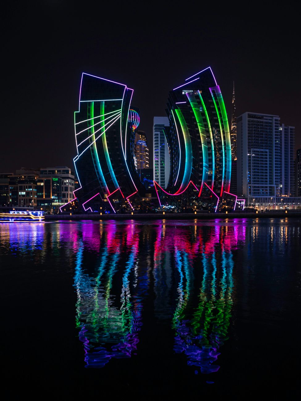 Faszinierendes Motiv in Dubai – Neon Hintergrundbild