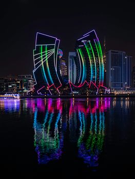 Faszinierendes Motiv in Dubai – Neon Hintergrundbild