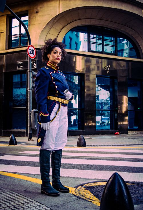 Free A military officer in ceremonial uniform stands confidently on a Buenos Aires street, capturing a blend of tradition and urban life. Stock Photo