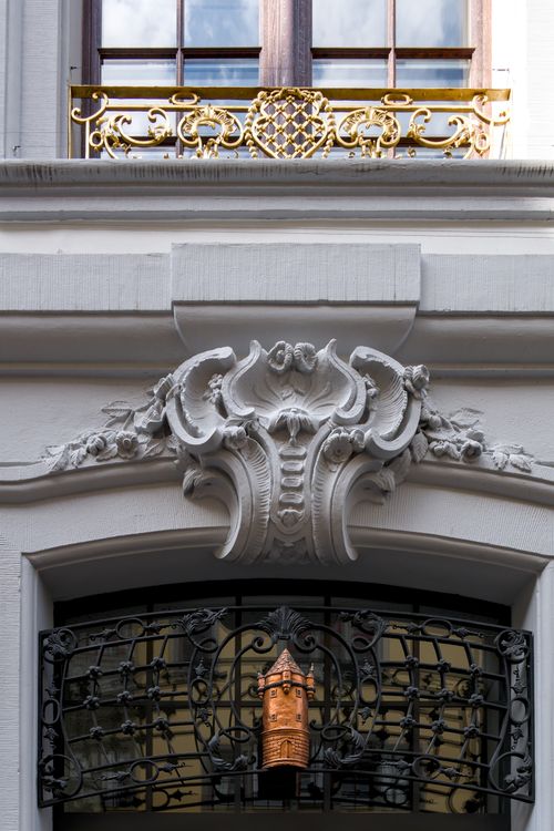 Free Close-up of decorative architectural elements on a historic building facade showcasing elegant craftsmanship. Stock Photo