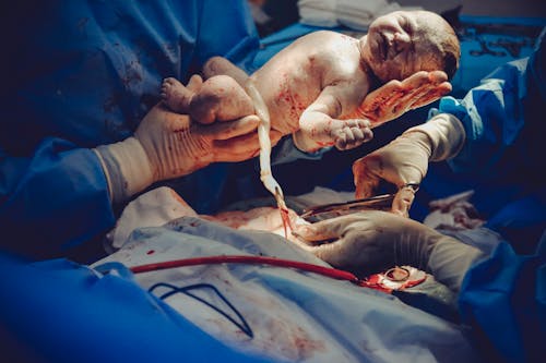 赤ちゃんを抱く医者