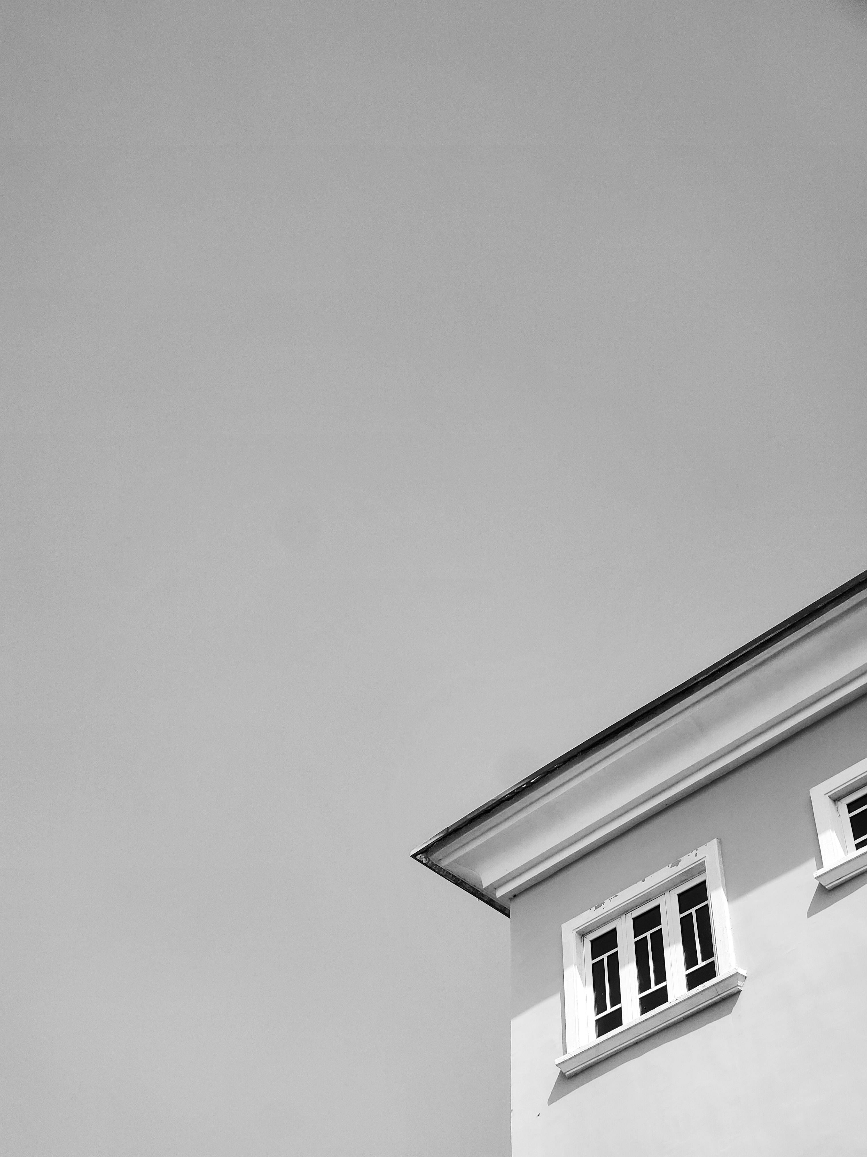 Gratis Fotografía en blanco y negro de edificio minimalista con cielo despejado. Foto de stock