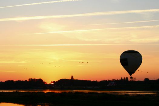 Hot-air balloon over the châteaux — Loire Valley
