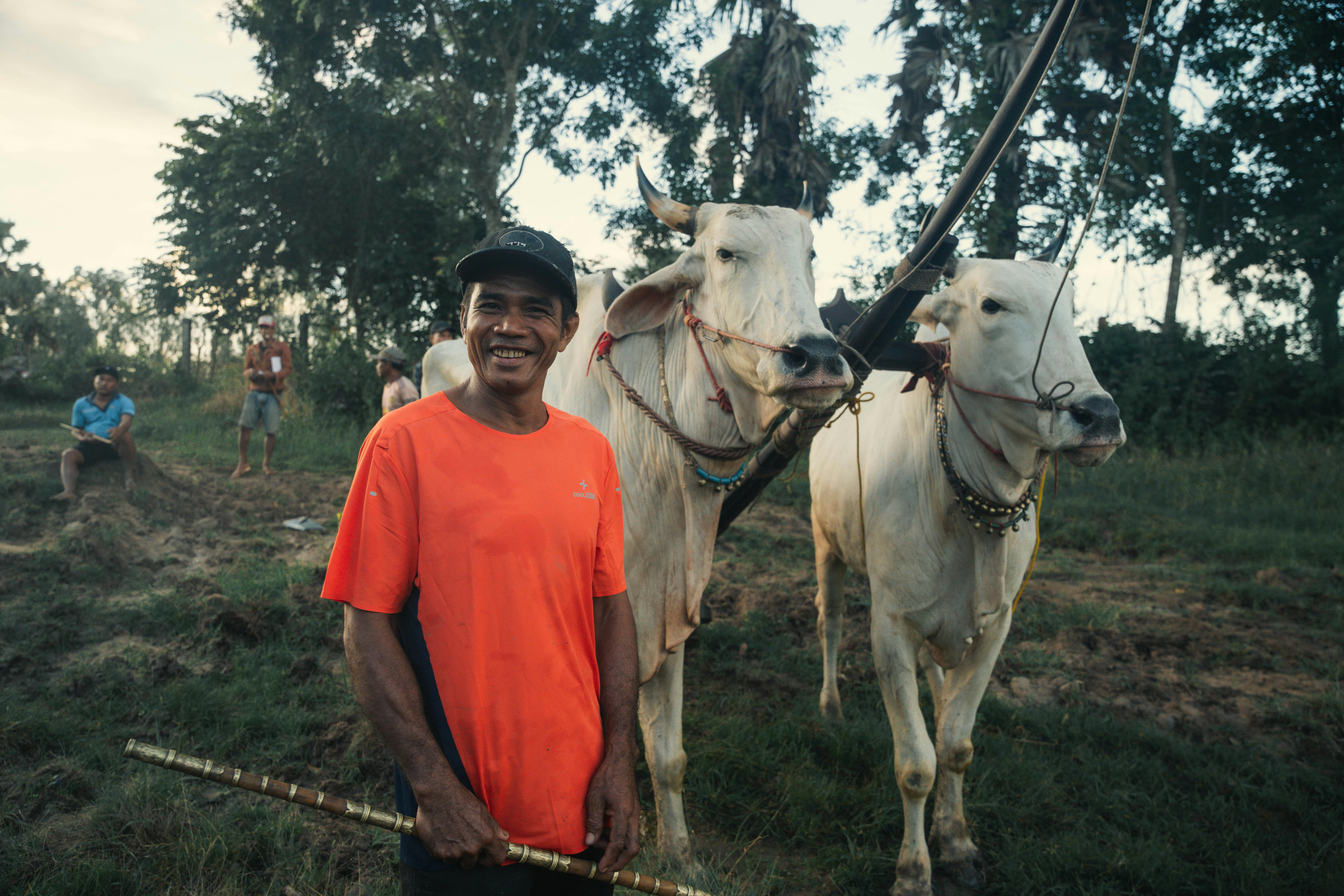 激勵士氣，提升滿意度！8個打造高效員工獎勵制度的方法 - 員工團隊合作圖