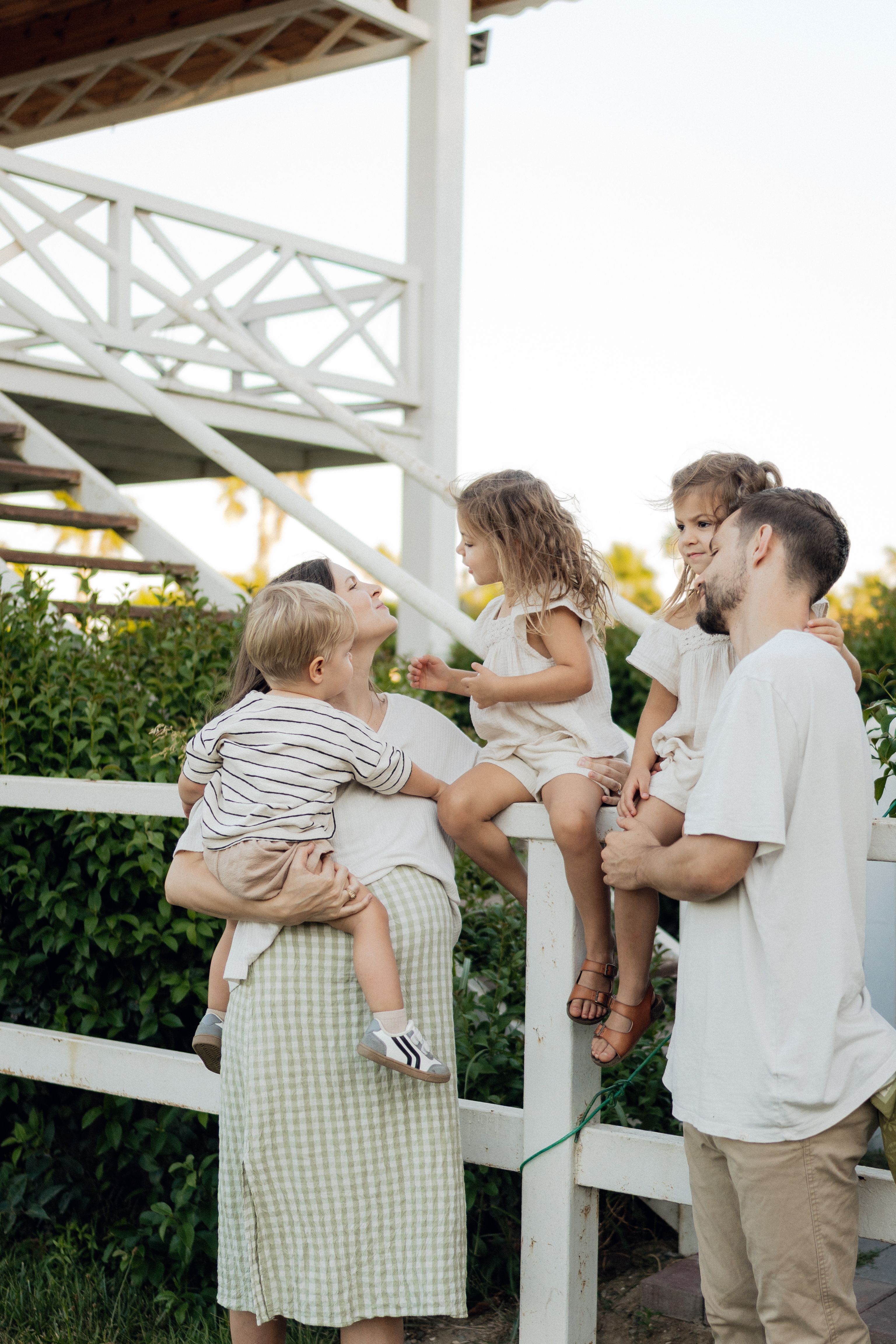Familia feliz — pareja con dos hijos