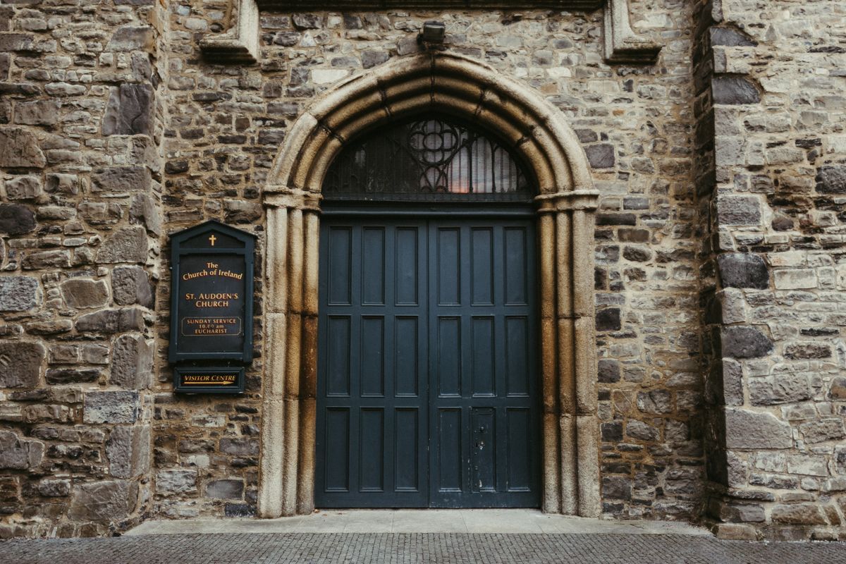 Portalul gotic de piatra al bisericii St Audoen