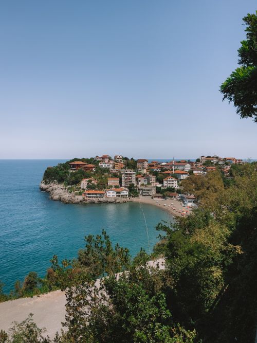 Free Tranquil seaside town with stunning cliffs and blue waters in Zonguldak, Türkiye. Stock Photo