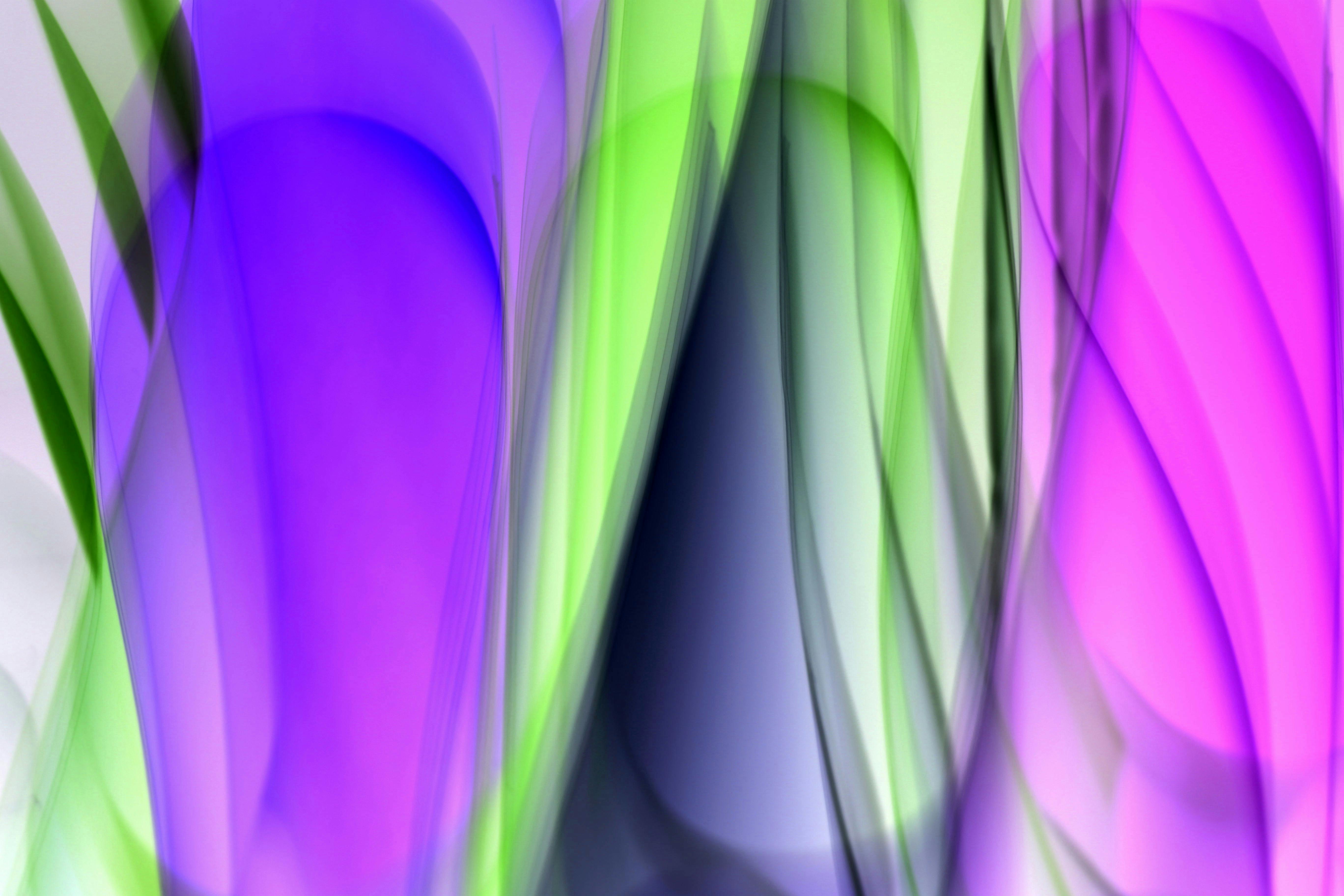 bezplatná Zářivé abstraktní světelné vzory ve fialových, zelených a růžových odstínech vytvářejí umělecký vizuální tok. Základová fotografie