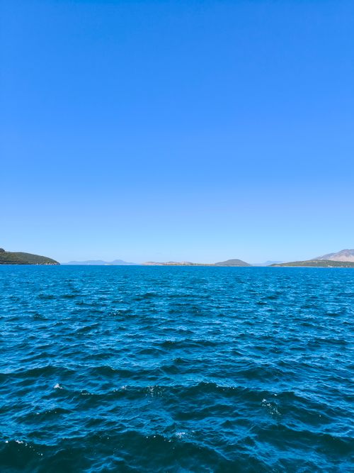 Free A serene ocean view with clear blue seas and skies, capturing the calmness of nature. Stock Photo