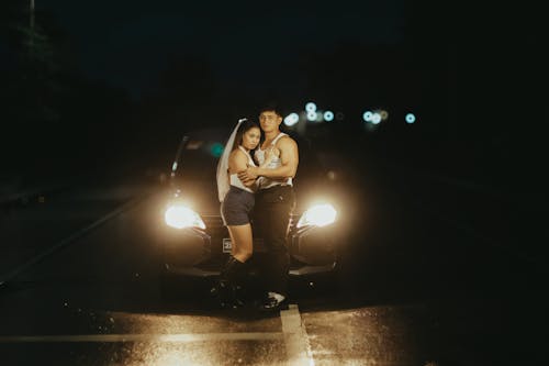 Casal apaixonado no cenário urbano